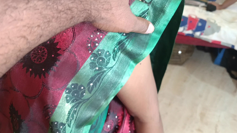 Inba: Czerwone śliczne kobiety Sari