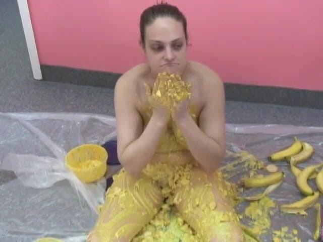 ChickPass Amateurs: Kinky Danni's covered in yellow cream
