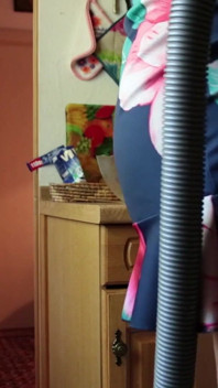 Sexo con una señora de la limpieza cachonda en la cocina de un apartamento de vacaciones.