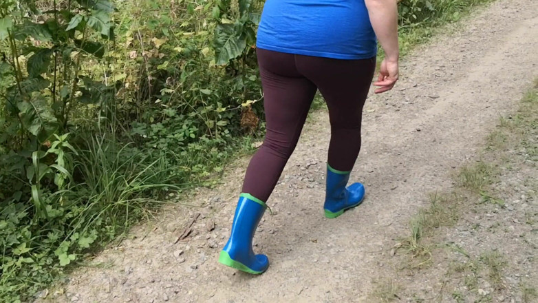 Bouncy Tits Action: Walking in rubber boots