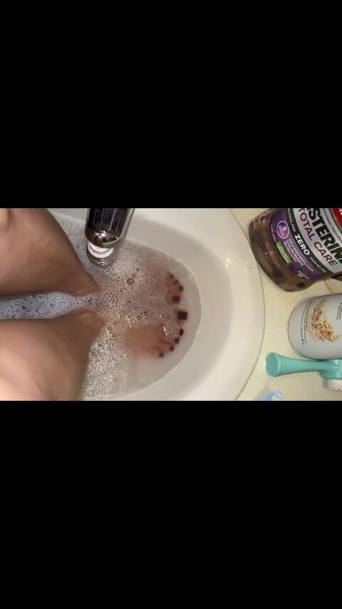 Naelor: Melove putzt ihre sexy kleinen füße in der badewanne