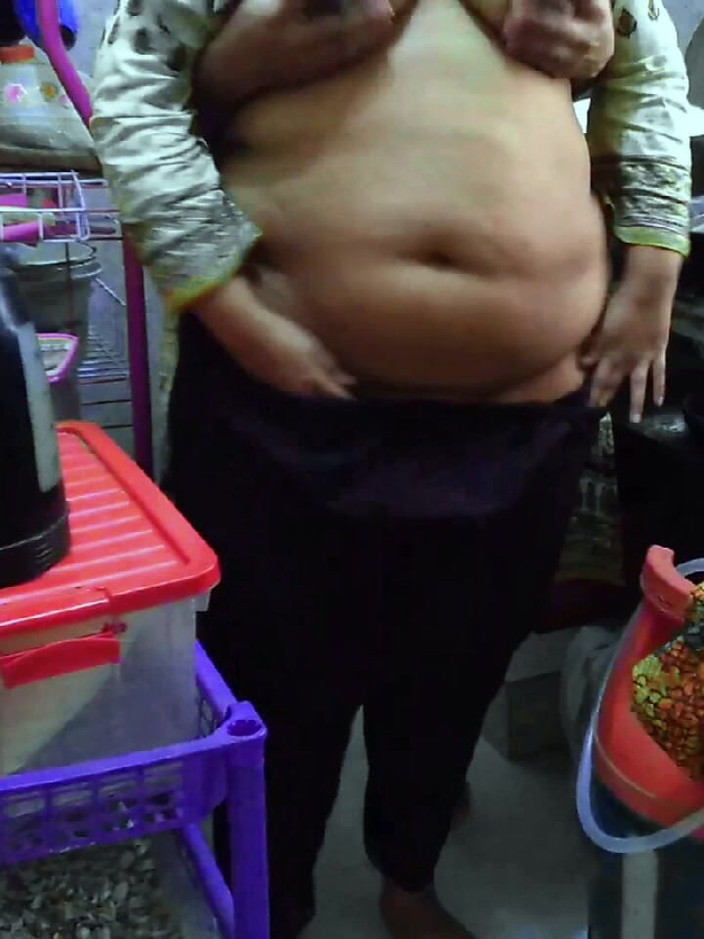 Aria Mia: Hintli desi iri güzel ev hanımı mutfakta yarak emiyor ve...