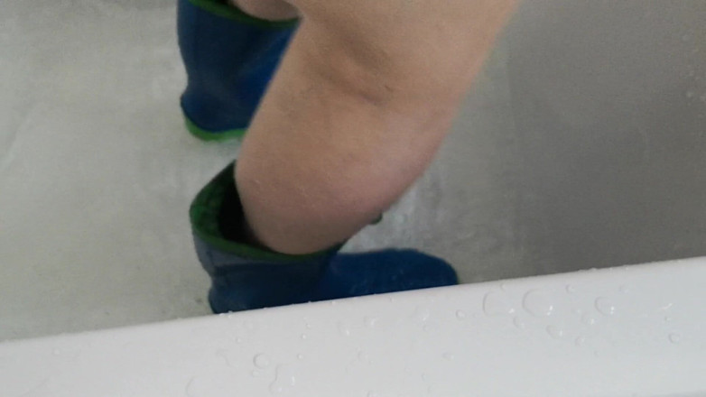 Bouncy Tits Action: Rubberboots in bathtube