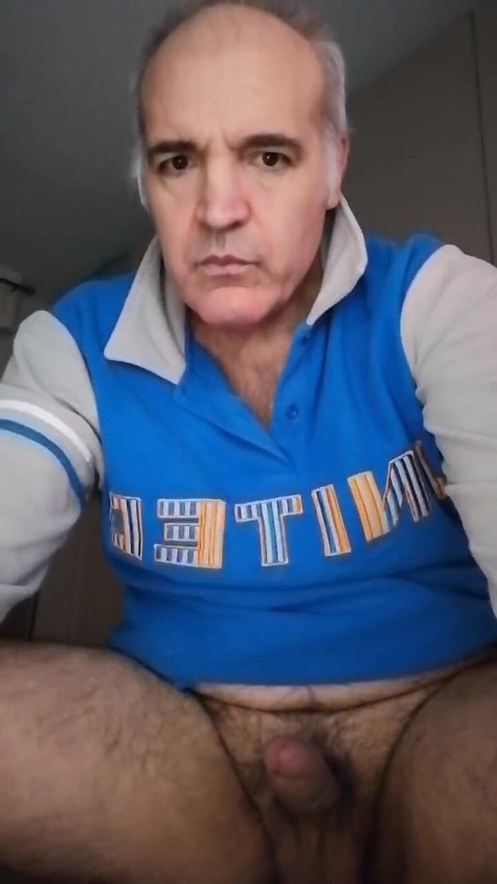 Setesesso7: Une longue masturbation avec un urine dans la bouteille vide !