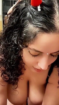 Prsatá Latina saje dobře a končí na mých kozách - Titsjob, Domácí kouření Ft Babyluna939