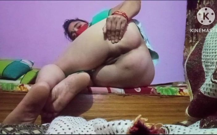 Sexy gunjan: 印度阿姨性感的胸部和性感的屁股