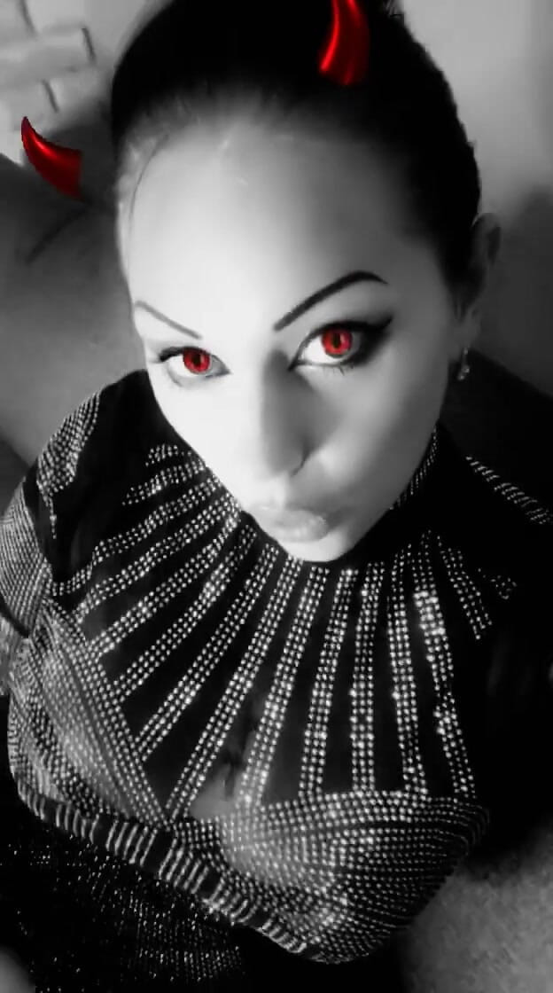 Goddess Misha Goldy: Dominatrix dominatrix em top brilhante