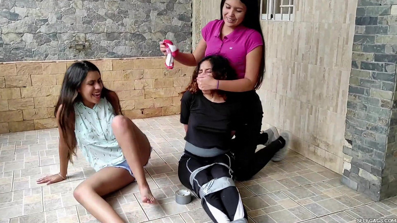 Selfgags Latina Bondage: 请不要让我错过舞蹈比赛！