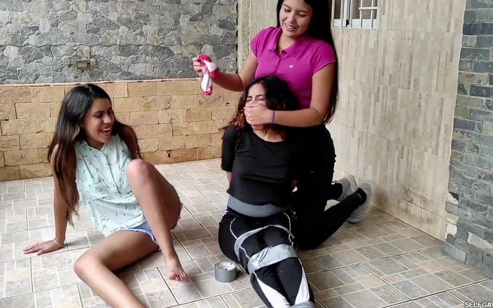 Selfgags Latina Bondage: О, нет! Пожалуйста, не заставляй меня скучать по конкурсу танцев!