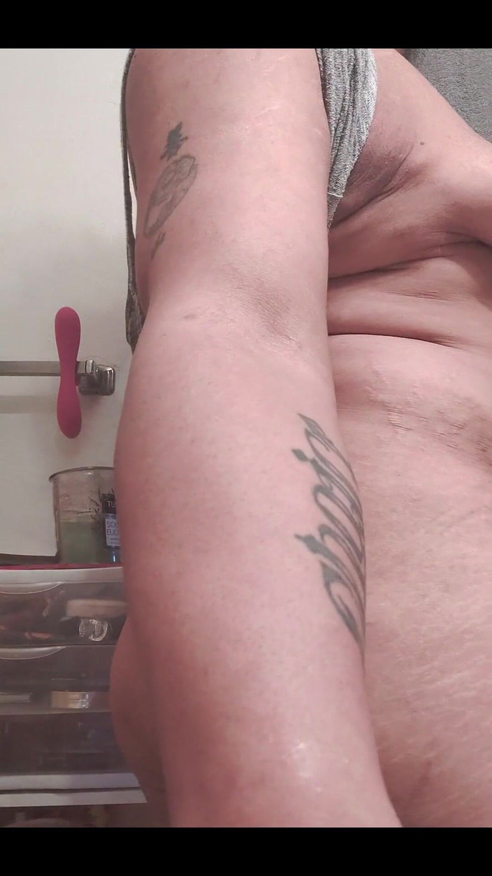 KNKY Bee: 私の大きな穴はチンポをむさぼり食います