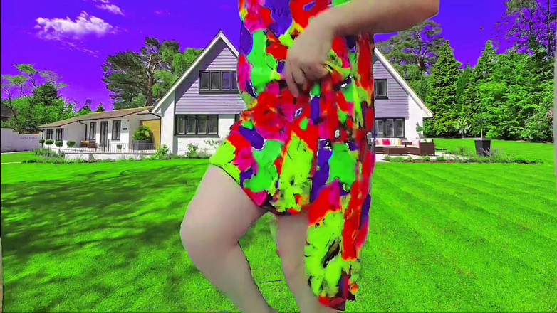 Kitty_Cross: Грайливий кросдресер танцює дико під яскравими неоновими вогнями