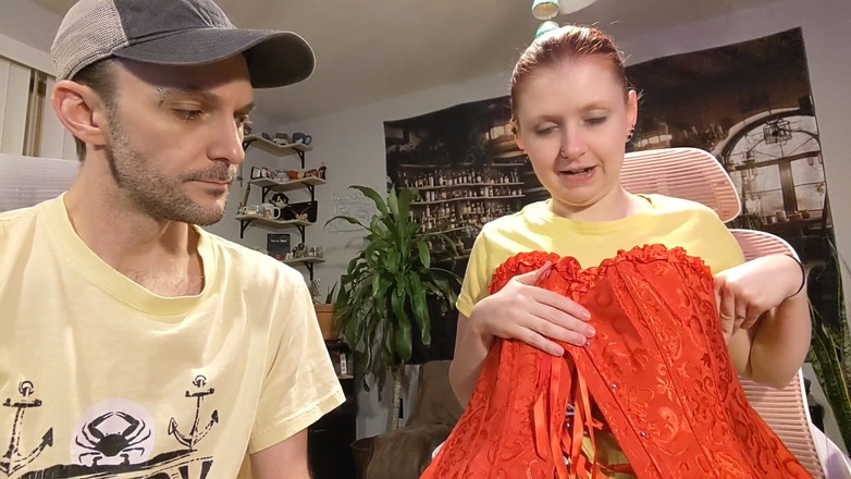 Sin Spice by Sophia Sinclair and Jasper Spice: Seznam Přání Dárků 9 - Červený Korzet a Černé Vinylové Šaty Se Svlékněte a Masturbujte