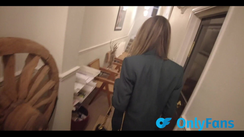 English Psycho: 19letá trans vysokoškolačka je ošukaná