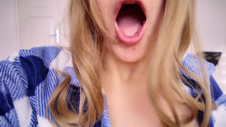 Mrs Wetslavs: Mollige MILF reitet dildo. Dicke hüpfende titten.