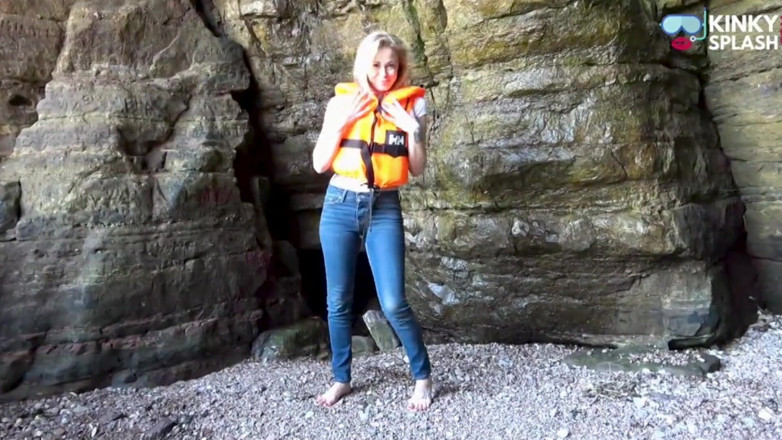 UKCuteGirl Lucy Lauren: Rettungsjacke und jeans am strand
