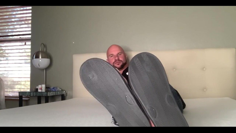 Jasons feet: 躺下，我的脚离你脸上还英寸远