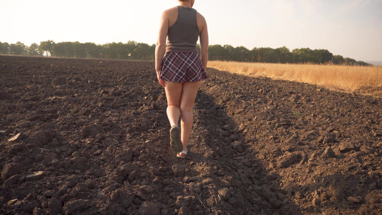 Teasecombo 4K: Watching College Girl Walks Outdoors - Full Back Panties