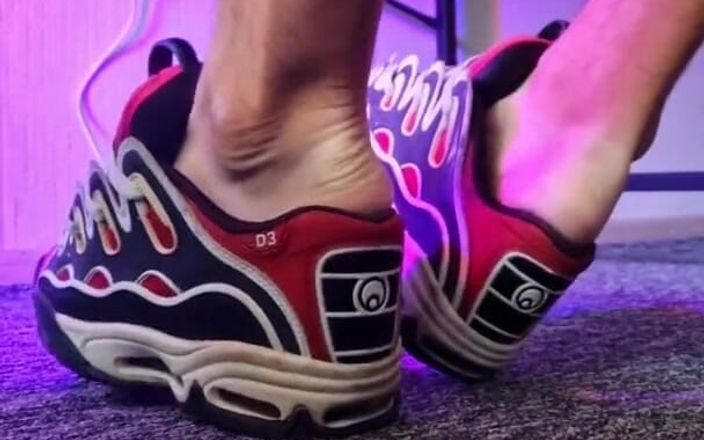 Sneakersmax98: Гра з кросівками Osiris і камшот всередину