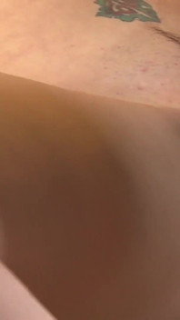 Une jeune fille sexy fait une gorge profonde et baise une énorme bite allemande