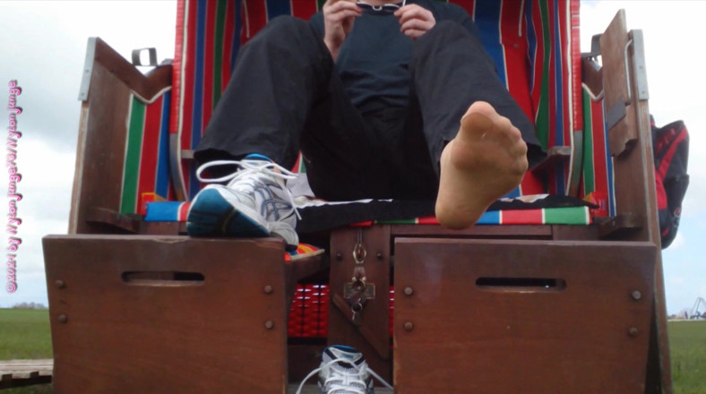 Carmen_Nylonjunge: Snapshot of my nylon feet in the beach 2 - Vacation Wangerland -