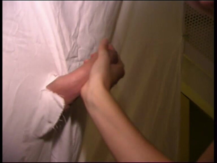 Lovekino: Une fille mince en lingerie étroite trait une énorme bite