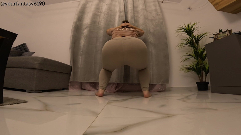 Your fantasy studio: Cewek sange ini lagi asik muasin memeknya dengan legging bugil...