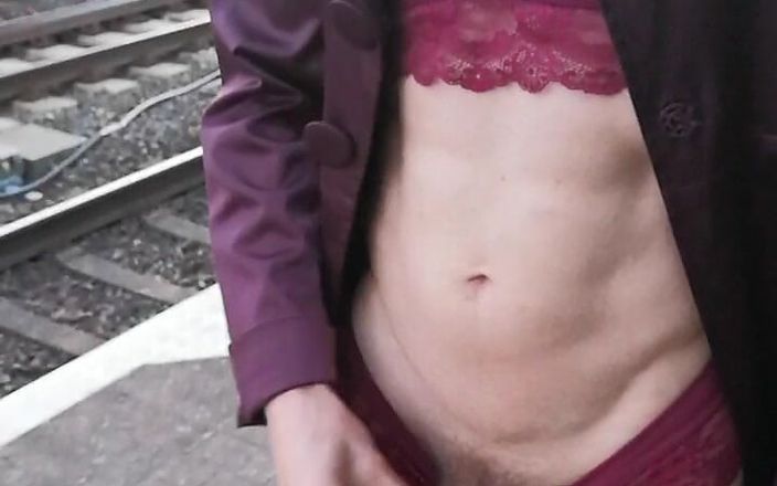 Slut Bella: रेलवे स्टेशन