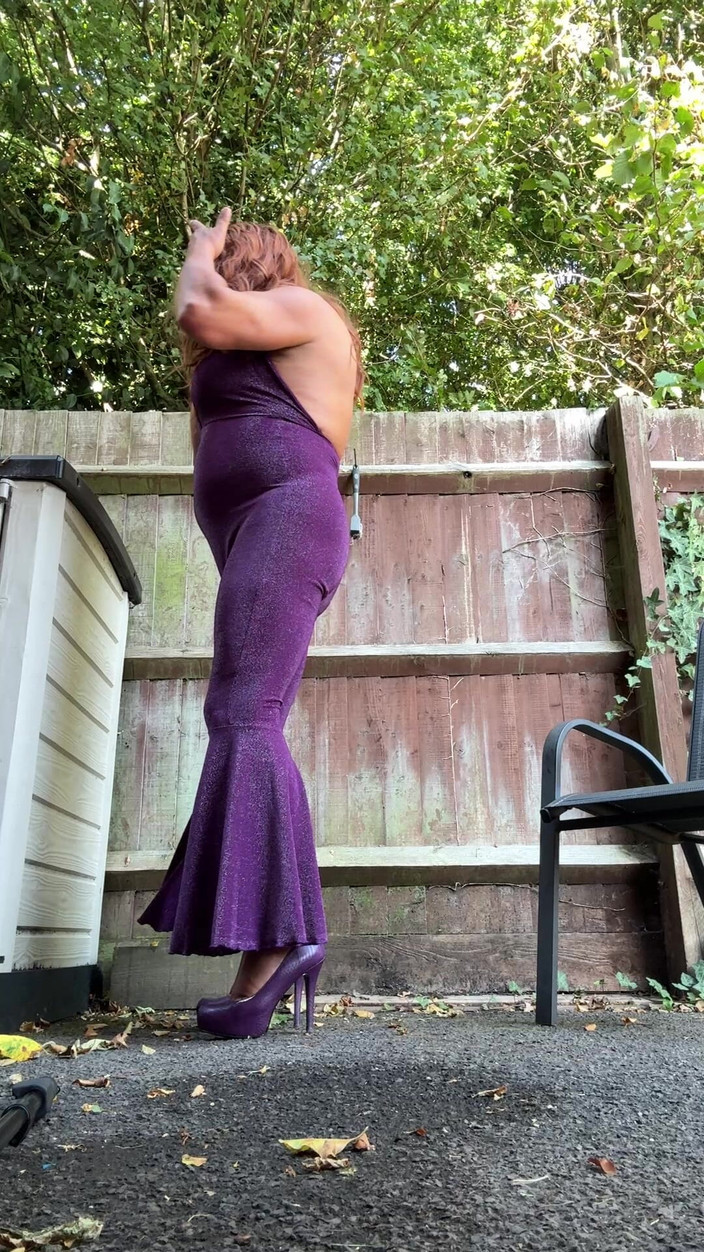 Kellycd2022: Sexy Crossdresser Kellycd2022 ve fialové kombinéze a podpatcích