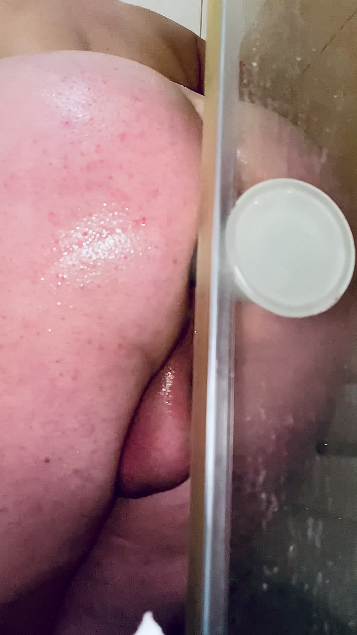 Sweethole: Юная бритая задница паренька наслаждается дилдо в душе