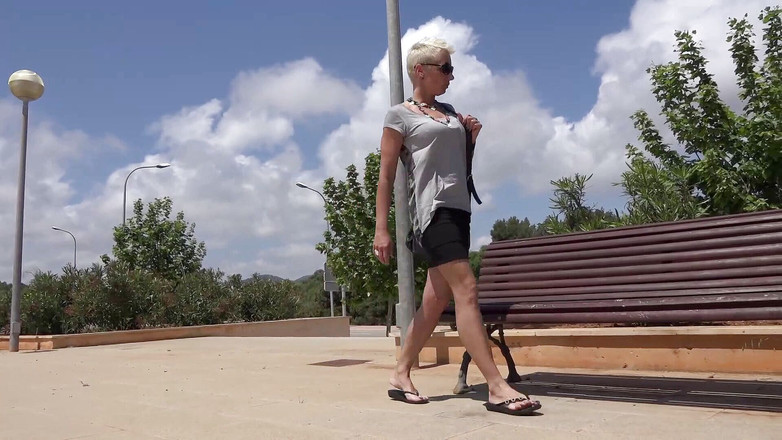 Watersports Media: Krótkie włosy blond laska lubi sikać na zewnątrz