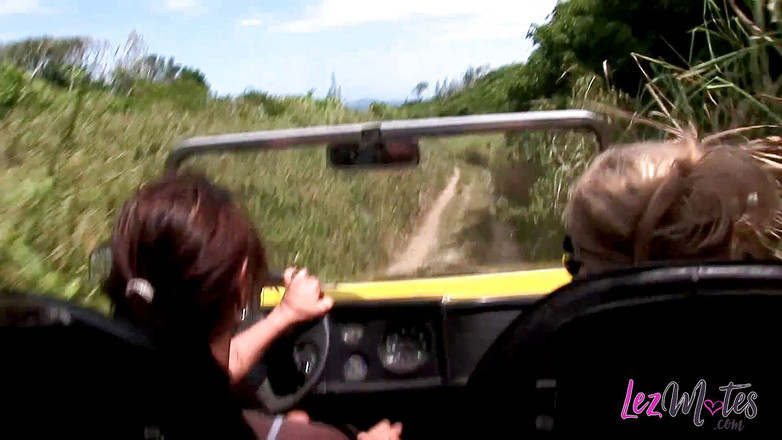 Lez Mates: Tempo quente faz duas lésbicas gostosas agradarem uma à outra