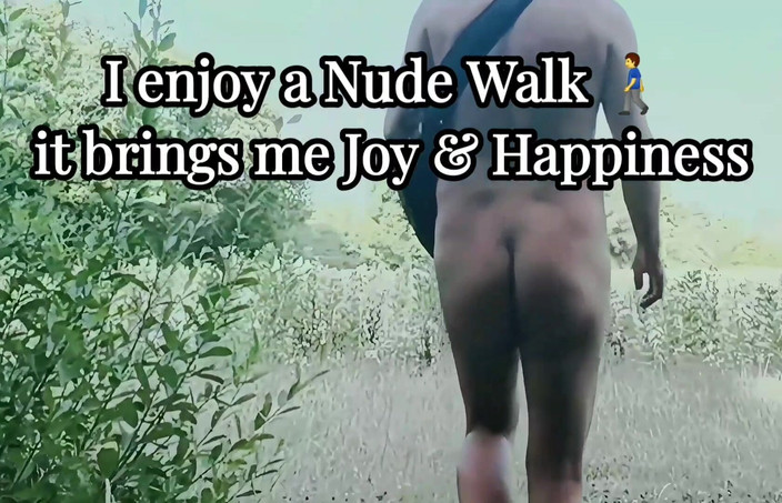 MaleModel: Kırsalda çıplak yürüyüş