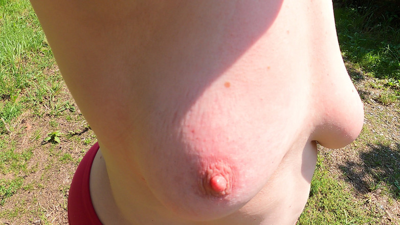 Bouncy Tits Action: Tetas regordetas golpeadas al sol