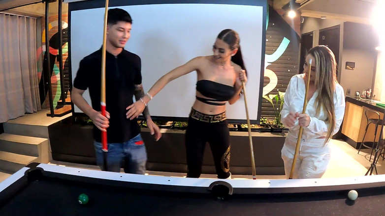 Alicia Trece: En trekant med två otroliga latinor på ett biljardbord