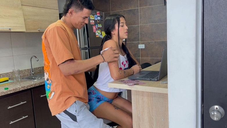 Kyleipalvin: 내 작은 의붓여친이 집안일을 하여 그녀를 따뜻하게 하고 존나게 따먹어