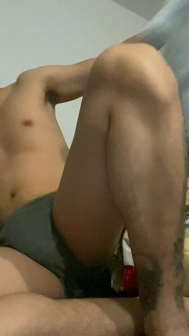 Tomas Styl: Ich beginne zu wichsen, während meine eltern zu hause sind