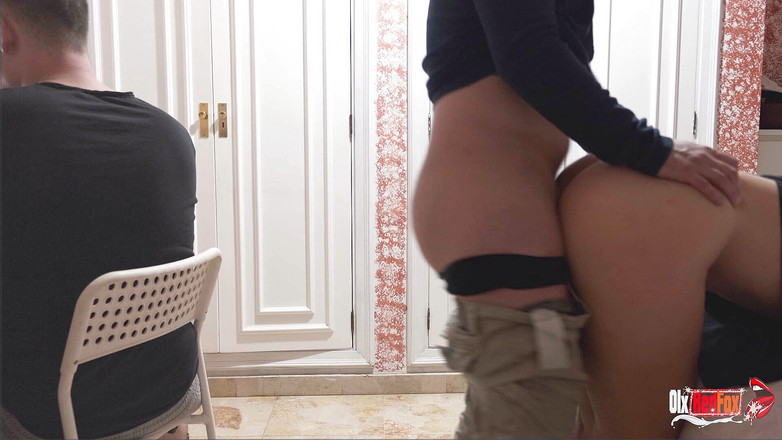 OlxRedFox: Soția își fute prietenul în timp ce soțul ei încornorat lucrează