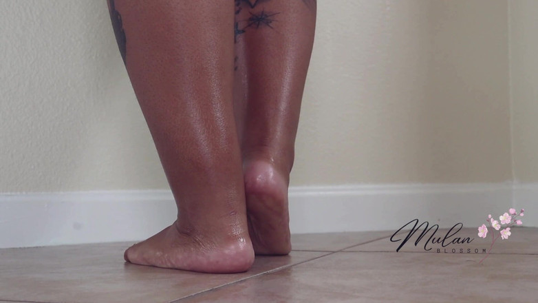 Mulan Blossom: Škádlení bosého olejem