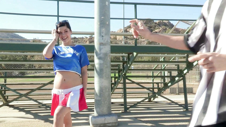 Leon Lambert Girls Twerk Parties CFNM: Gadis kampus pemandu sorak brunette panas selingkuh dari pacar dan...