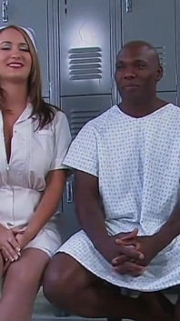 Amber et Trina, infirmières de nuit coquines