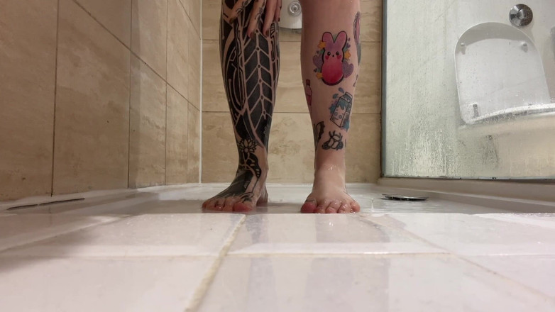 Miss Valentina: Vedere la picioare la duș