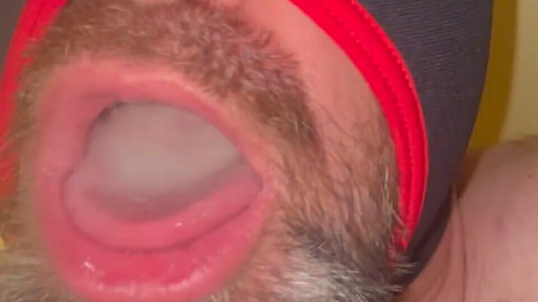 Anal Steve: 肛交史蒂夫享受他自己的 precum 和他自己的美味精液