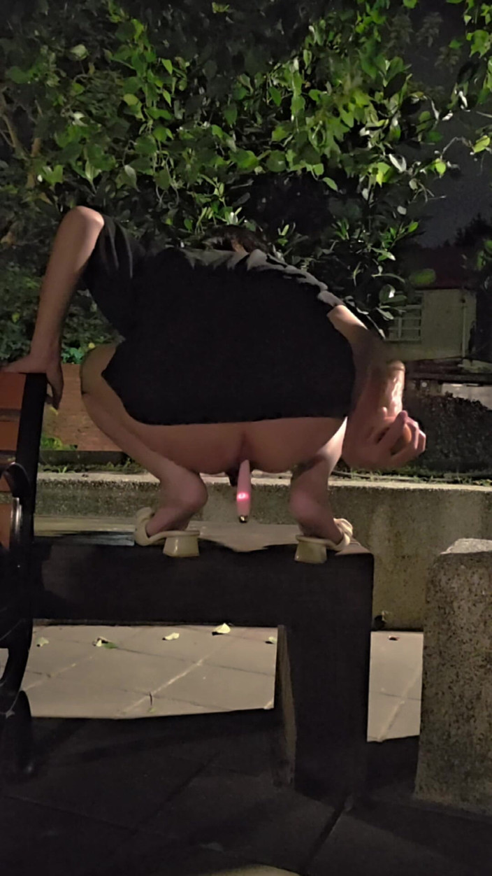 Taiwancdgirl: かわいい擬似少女ティンシュアンが屋外でディルドを2本使う