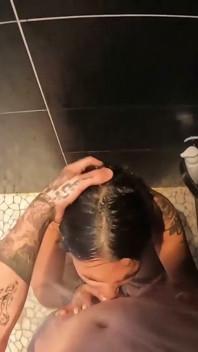 Tatuada milf chupa padrasto sloppily então de quatro no chuveiro