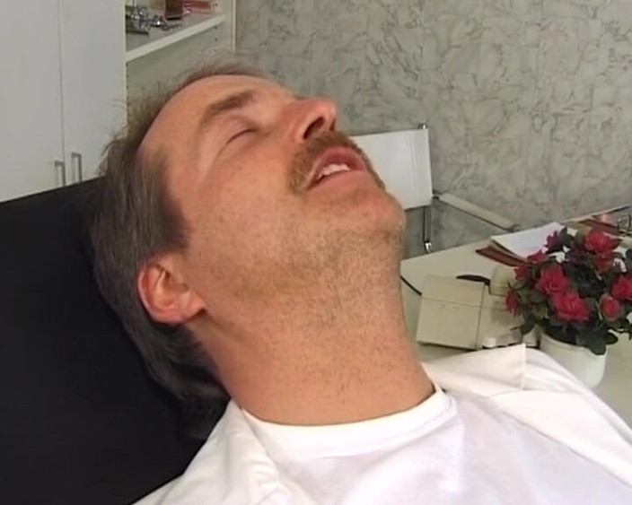 German's Old Chicks: Bunicuța germană dolofană a fost cu degetul de doctor