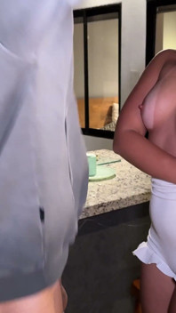 Weelderige latina met een grote kont gaat vreemd met de vriend van haar vriend op de bank