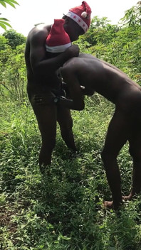 Sert ormanda sikiş twink iki büyük siyah yarağı alıyor