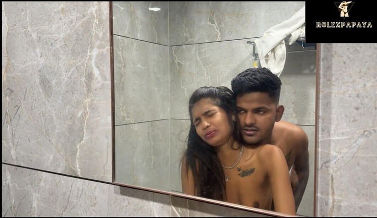 Rolexpapaya: Lelaki itu berkongkek hebat dengan Girlthey pergi dari bilik air...