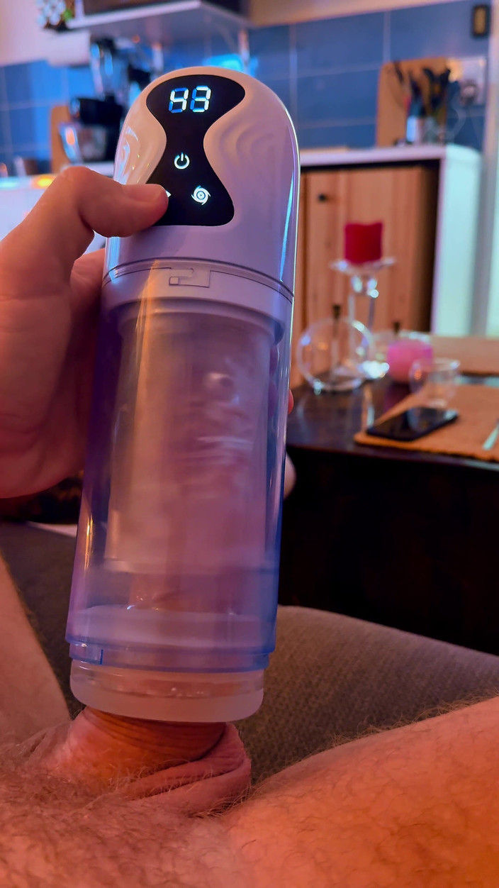 mekcho92000: Bermain dengan dildo Anda untuk perubahan