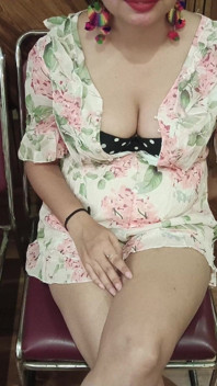 Une fille sexy nue avec son ami de bureau en jouant à un jeu de papier sur pierre